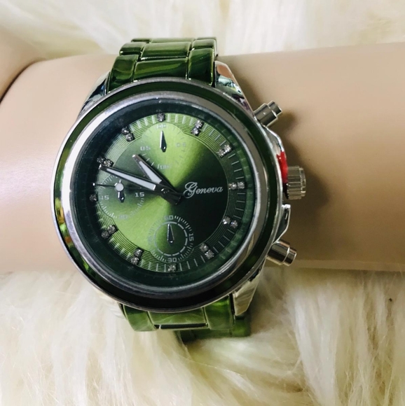 Green Geneva Fashion Wristwatch - Picture 2 of 6